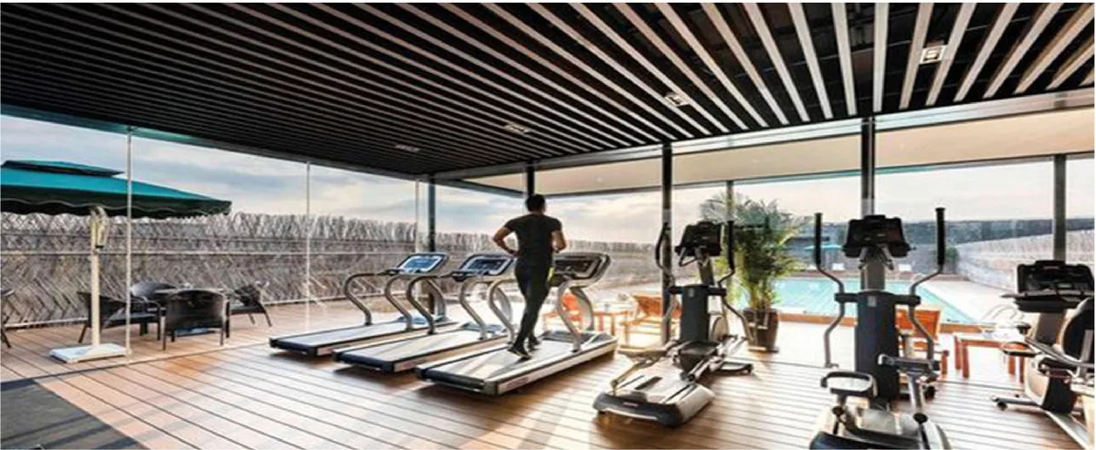 Phòng gym với thiết bị tập luyện hiện đại